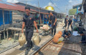 Brimob-perbaiki-jalan-rusak-di-panipahan.jpg
