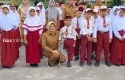 Bupati-Siak-Afni-Z-bersama-siswa.jpg
