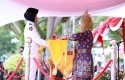 Bupati-Siak-Kenakan-Pakaian-Adat-Melayu-Saat-Pimpin-Upacara-HUT-ke-80-RI.jpg