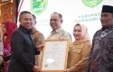 Bupati-kasmarni-terima-sertifikat.jpg