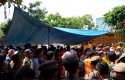 Buruh-bangun-tenda.jpg