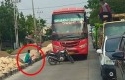 Bus-yang-lawan-arus-dihadang-pakai-motor-pemotornya-nyantai-di-pinggir-jalan.jpg