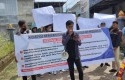 Demo-di-KPu-Bawaslu-riau.jpg