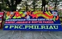 Desak-Usut-Defisit-Rp17-Triliun-Mahasiswa-Kepung-DPRD-Riau-dengan-Papan-Bunga.jpg