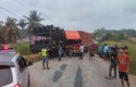 Diduga-Mengantuk-Truk-Angkut-Motor-Tabrak-Truk-Hino-di-Jalintim-KM-140.jpg