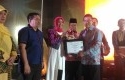 Dirut-Bank-Riaukepri-Serahkan-Penghargaan-UMKM-Award.jpg