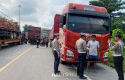 Dukung-Kelancaran-Nataru-Polisi-Beri-Teguran-Angkutan-Barang-di-KM-55-Pelalawan.jpg
