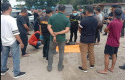 Evakuasi-jasad-pria-dalam-truk.jpg