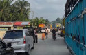 Gerimis-Tak-Halangi-Polisi-Urai-Macet-Parah-Akibat-Antrean-BBM-di-Pelalawan.jpg