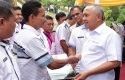 Gubernur-Riau-Arsyadjuliandi-Rachman-serahkan-bantuan.jpg