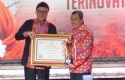 Gubernur-Riau-Terima-Penghargaan.jpg