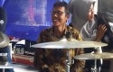 Gubernur-Sumbar-Irwan-Prayitno-bermain-drum-di-Reuni-SMA-Negeri-3-Padang.jpg