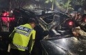 Hindari-Mobil-di-U-Turn-Pelajar-Ngebut-Bawa-Pajero-Tabrak-Tiang-Rambu-Jalan.jpg