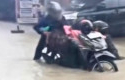 Ibu-anak-terperosok-ke-banjir.jpg