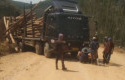 Istri-Tertimpa-Kayu-dari-Truk-Fuso-Suami-Laporkan-Perusahaan-ke-Polda.jpg