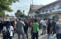 Jalan-Teratai-Ditutup-Karena-Massa-Membludak-saat-Sidang-Abdul-Wahid-Ini-Alternatifnya.jpg