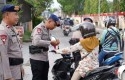 Jelang-HUT-ke-80-RI-Brimob-Polda-Riau-Bagikan-dan-Pasang-Bendera-Merah-Putih.jpg