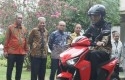 Jokowi-dan-Gesits.jpg