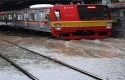 KRL-Commuterline-melintas-perlahan-pada-jalur-rel-yang-terendam-banjir.jpg