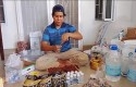 Kadri-saat-mengemas-oleh-oleh-haji.jpg
