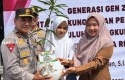 Kapolda-beri-bibit-ke-siswa.jpg