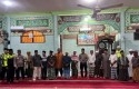 Kapolres-usai-jamaah-di-masjid.jpg