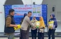 Kapolsek-Rumbai-AKP-Said-Khairul-Iman-menyerahkan-pangan-murah-kepada-warga.jpg