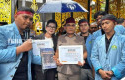 Mahasiswa-Unri-Berikan-Sertifikat-Sindiran-Kepada-DPR-RI-dan-Presiden.jpg