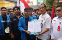Mahasiswa-serahkan-tuntuan-ke-bpn.jpg