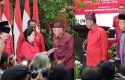 Megawati-Serahkan-SK-PDIP-ke-Andi-Rachman.jpg