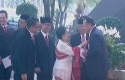 Megawati-rapikan-dasi-Firli.jpg