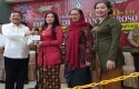 Menkes-Terawan-menyerahkan-jamu-dari-Presiden-Jokowi.jpg