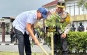 Menteri-Karding-Tanam-Gaharu-Bareng-Kapolda-Simbol-Perlawanan-pada-TPPO.jpg