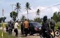 Mercy-jokowi-nyangkut-di-jalan-rusak.jpg