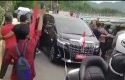 Mobil-jokowi-diadang.jpg