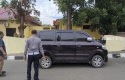 Mobil-minibus-kaca-pecah.jpg