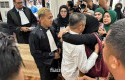 Momen-Haru-Abdul-Wahid-Hampiri-dan-Peluk-Sang-Istri-Usai-Sidang.jpg