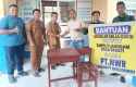 PT-NWR-menyerahkan-sebanyak-35-set-meja-dan-kursi.jpg