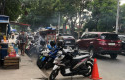 Parkir-liar-di-depan-rs-awal-bros-ayani.jpg