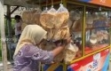 Pedagang-kerupuk-opak-di-pekanbaru.jpg