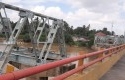 Pekerja-bongkar-jembatan-di-kuansing.jpg