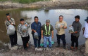 Pemangku-Adat-Apresiasi-PT-AIP-Tabur-Bibit-Ikan-Dukung-Nelayan-Lestarikan-Sungai.jpg