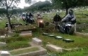 Pemotor-lewat-kuburan-hindari-macet-Jakarta.jpg