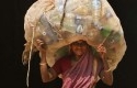 Perempuan-India-dengan-Sampah-Plastik.jpg