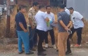 Petugas-cek-lokasi-kasus.jpg