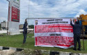 Petugas-memasang-imbauan-larangan-di-SPBU.jpg