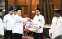 Plt-Gubri-menyerahkan-bantuan-brk.jpg