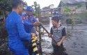 Polisi-pasang-pembatas-banjir-di-pelalawan.jpg