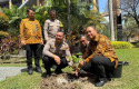Polsek-Sukajadi-Tanam-Pohon-di-Kantor-BI-Riau-Dukung-Gerakan-21.000-Pohon.jpg