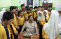 Prabowo-Makan-Bersama-Siswa-Saat-Tinjau-Program-MBG-di-SMPN-111-Jakarta.jpg
